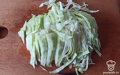 Капусту тонко нашинкуйте.