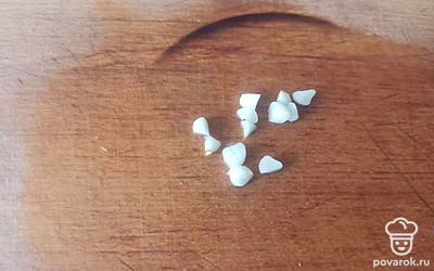 Чеснок нарежьте на небольшие кусочки.