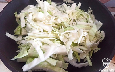 Выложите капусту в сковороду и поставьте на медленный огонь. 