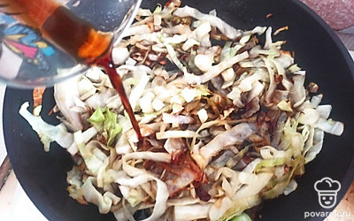 Выложите пшено и чеснок в сковороду. Посолите и полейте соевым соусом. Все перемешайте. Тушите 5 минут и снимите сковороду с плиты. 