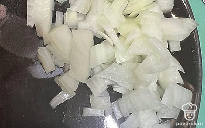 Лук очистите от кожуры и нарежьте средними кусочками.