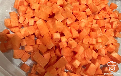 Морковь почистите и нарежьте кубиком.