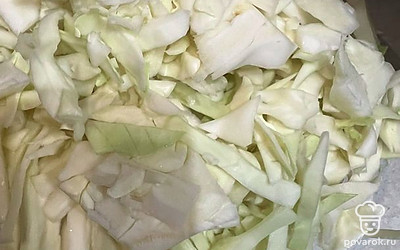 Капусту нашинкуйте ножом.