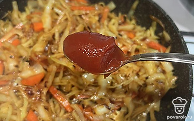 В сковородке разогрейте масло, добавьте лук, морковь и капусту. Тушите 15 минут. Далее добавьте томатную пасту и накройте крышкой, тушите еще 5 минут. Приятного аппетита.