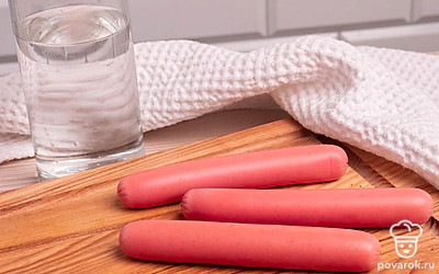 Очистите сосиски от упаковки. Вскипятите воду.