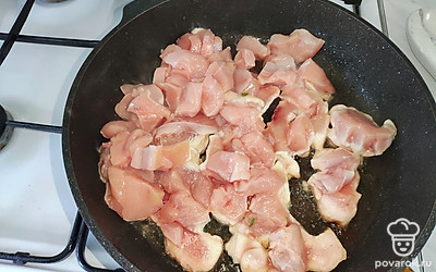 Куриное филе нарежьте кубиком. Обжарьте на растительном масле до золотистой корочки.