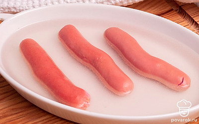 Отправьте сосиски в микроволновку. Выберите мощность 750-800 Вт и выставите время 2–3 минуты.