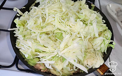 Капусту нашинкуйте и добавьте к мясу.