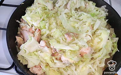 Как капуста немного потушилась и уменьшилась в размере, перемешайте и добавьте немного кипятка.