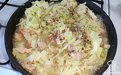 Приправьте солью, перцем, перемешайте. Продолжайте тушить под закрытой крышкой до выпаривания жидкости и готовности капусты.