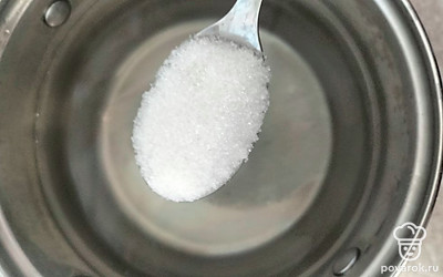 Налейте воду в кастрюлю. Поставьте на газ, доведите до кипения. Добавьте соль и сахар. Нагревайте несколько минут до растворения.