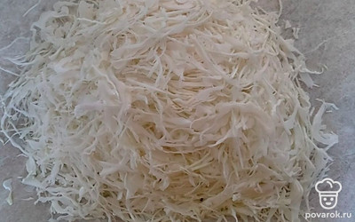 Нашинкуйте капусту на терке или ножом. 