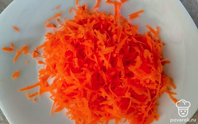 Измельчите морковь.