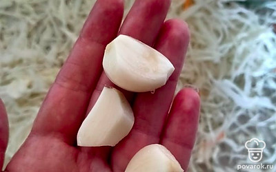 Очистите и вымойте чеснок. 