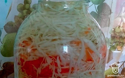 Залейте капусту теплым маринадом. Накройте банку крышкой, но не плотно, так как воздух должен поступать к овощам. Оставьте капусту в банке на 2 дня. 