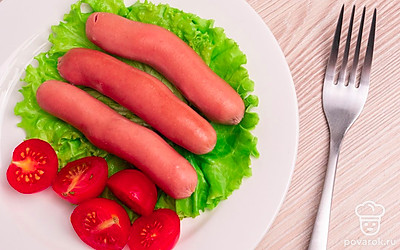 Готовые сосиски выложите по желанию на листья салата и украсьте помидорами черри. К сосискам подайте соус по вашему вкусу, например, майонез или кетчуп. Приятного аппетита!