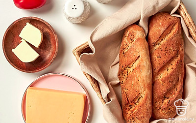 Подготовьте продукты для бутербродов из багета с голландским сыром. Сыр нарежьте тонкими ломтиками, помидоры — колечками. Лук и укроп мелко порубите. Багет нарежьте на кусочки. Совет: Гауда, Маасдам, Эдам, Паррано, Блау Клавер — все это сорта голландского сыра.