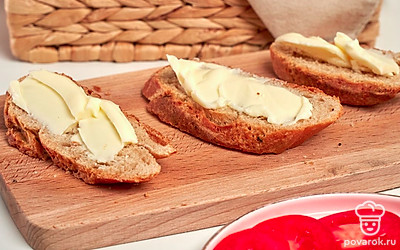 Подготовьте кусочки багета для бутербродов. Ломтики хлеба намажьте сливочный маслом по вкусу. Посолите, поперчите.