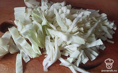 Капусту нарежьте кусочками.