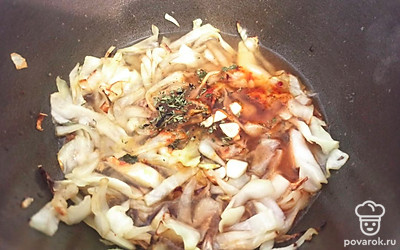 Чеснок нарежьте мелкими кусочками, добавьте в казан. Залейте водой, добавьте подсолнечное масло и соль. Перемешайте и тушите на среднем огне в казане в течение 30 минут.