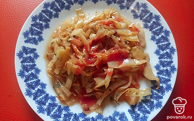 Подавайте капусту порционно. Перед подачей полейте томатным соусом.