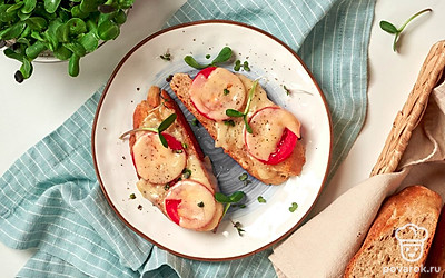 Перед подачей посыпьте бутерброды из багета с голландским сыром зеленью укропа и лука.