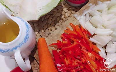 Репчатый лук и болгарский перец моем, чистим и режем соломкой.