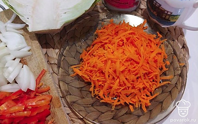 Морковь моем, чистим и трем на крупной терке.