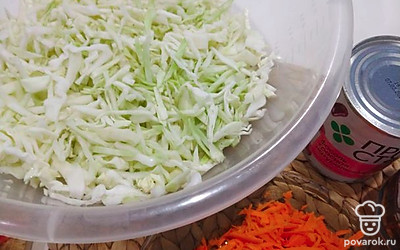 Капусту шинкуем как на борщ и высыпаем в миску.