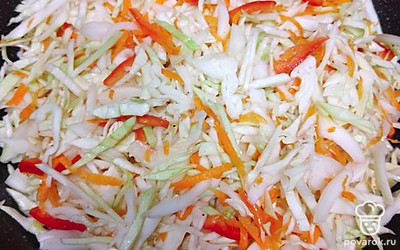 Все подготовленные нарезанные овощи соединяем в одной миске. Солим, перчим. Хорошо перемешиваем и высыпаем в разогретую сковородку.