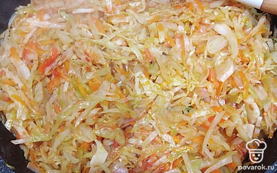 Тушим овощи в течение 20 минут, до полуготовности. Пока овощи будут тушатся, пропускаем томаты через мясорубку и заливаем ими капусту с овощами.
