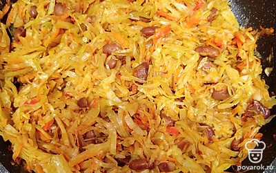 Тушим еще 20 минут и в последнюю очередь высыпаем к овощам консервированную красную фасоль. Томим еще 5 минут. Капусточка с фасолью готова.