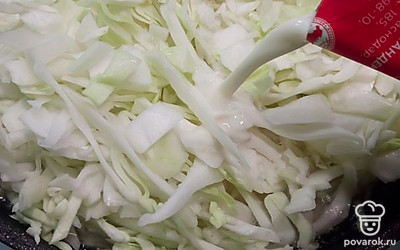 Влить в сковороду молоко, примерно 100-150 миллилитров. 