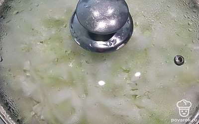 Закрыть все крышкой. Тушить на умеренном огне примерно 20-25 минут, периодически перемешивая. 