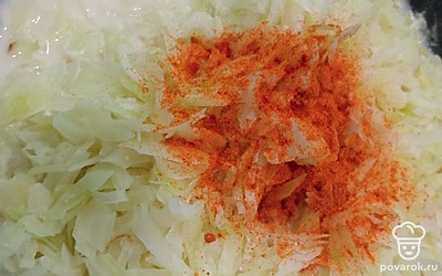 Добавить любимые специи. У меня это лавровый лист, 1 листик, паприка и сушеный укроп по неполной чайной ложечке. Не забывать посолить по вкусу. Перемешать капусту и оставить на огне еще минут на 5.