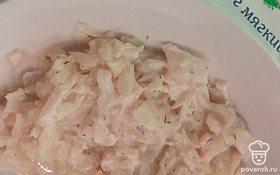 Для ужина по системе «-60» к овощам добавляют молочные продукты до 5% жирности. У меня это мягкий творог 5%. Перемешать горяченькую тушеную капустку с мягким творогом и ужинать с удовольствием. 