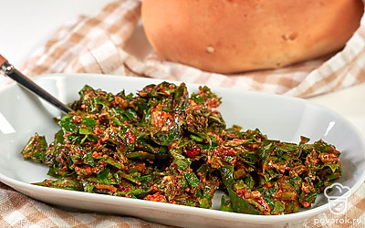 Приготовьте намазку. В тарелке смешайте петрушку и базилик. Добавьте сушеный чеснок, сливочное масло, соль, перец, паприку. Перемешайте.