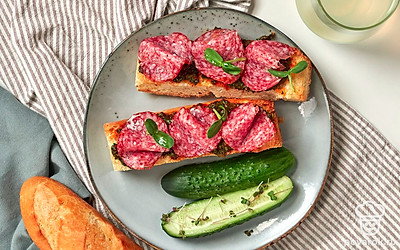 Остудите багет с сушеным чесноком. Используйте в качестве основы для бутербродов.