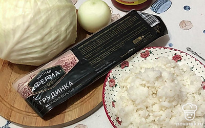 Подготовьте все ингредиенты. Рис заранее отварите. Грудинку возьмите варено-копченую.