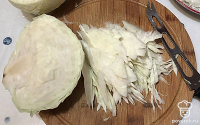 Нашинкуйте капусту. У меня уже нарезанной получилась 800 грамм.