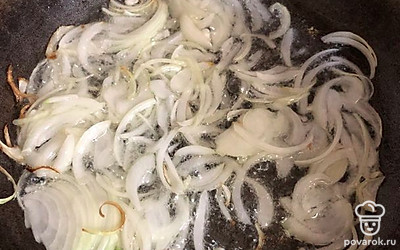 Переложите его в уже разогретое в казане масло. Обжаривайте 1-2 минуты.