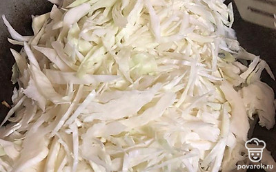 Добавьте капусту. Накройте крышкой и тушите на среднем огне минут 5.