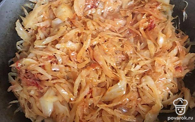 Добавьте немного кипяченой воды для растворения пасты. Хорошо перемешайте капусту. Тушите еще 10-12 минут.