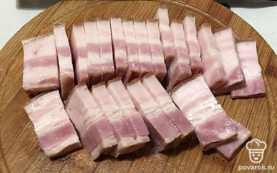 Нарежьте грудинку.