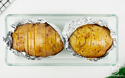 В картофеле, не снимая кожуры, сделайте несколько надрезов глубиной до середины клубня. Оберните картофель пищевой фольгой, оставив открытыми места надрезов.