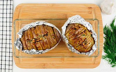 Равномерно распределите получившуюся начинку по картофелю. Следите, чтобы жидкость и овощи проникали в разрезы. Отправьте блюдо в духовку и запекайте 40 минут при 200 ⁰С.