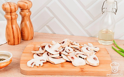 Грибы нарежьте тонкими ломтиками.