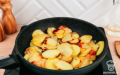 Разогрейте сковороду с кусочком сливочного масла. Жарьте картофель, переворачивая, 10-12 минут, пока он не станет золотистым и не приобретет очевидную корочку.