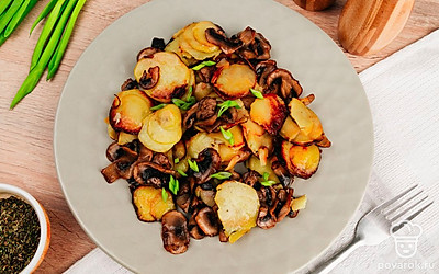 Подавайте жареную картошку горячей, украсив мелко нарубленной свежей зеленью.