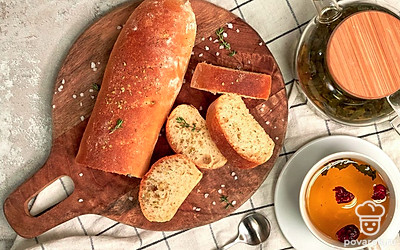 Горячий багет с сушеным орегано нарежьте или наломайте кусочками. Сверху положите кусочек сливочного масла, дайте ему немного растечься. Подавайте к чашке чая из шиповника.